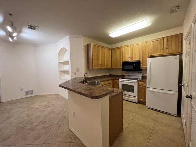 Building Photo - 10105 Courtney Oaks Cir