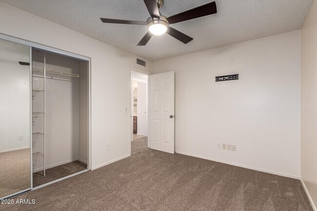 Building Photo - 2901 E Woodland Dr