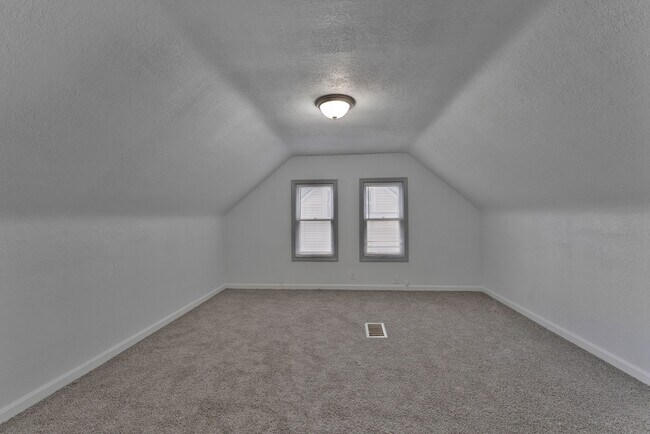 Building Photo - 1539 Weston Ave