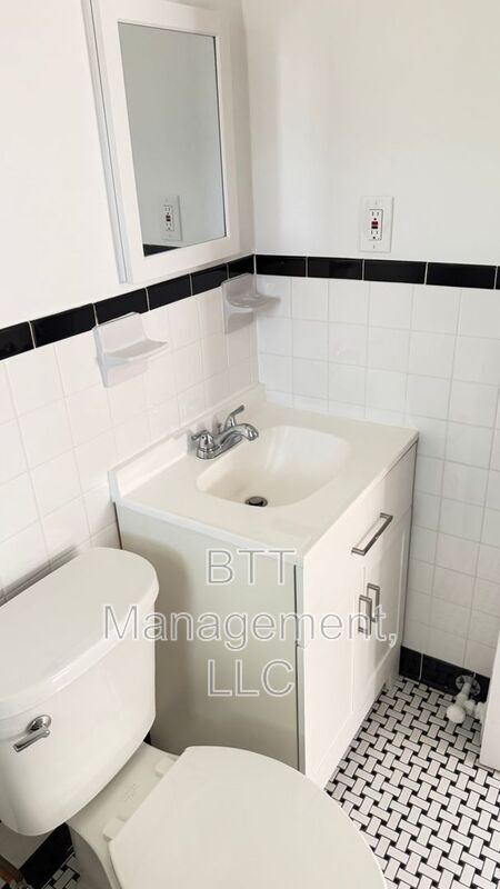 Building Photo - 8800 Plymouth St