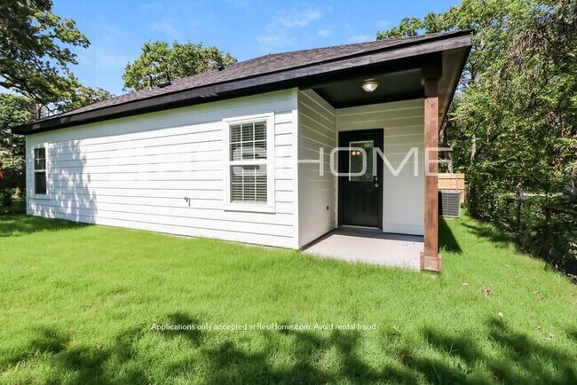 Building Photo - 3200 Chippewa Trail