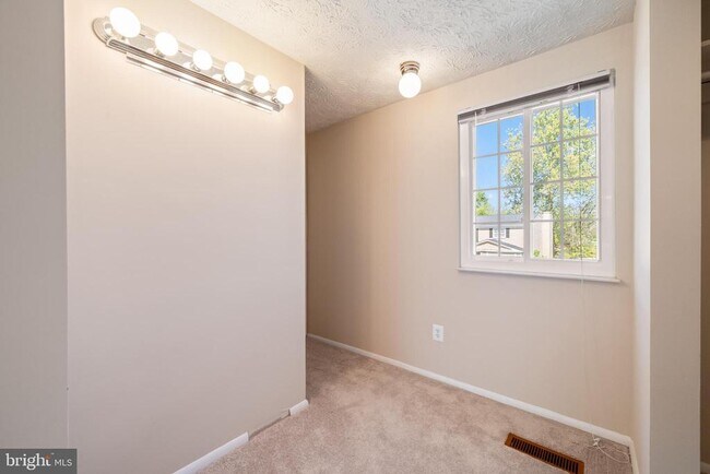 Building Photo - 1103 Burwick Dr