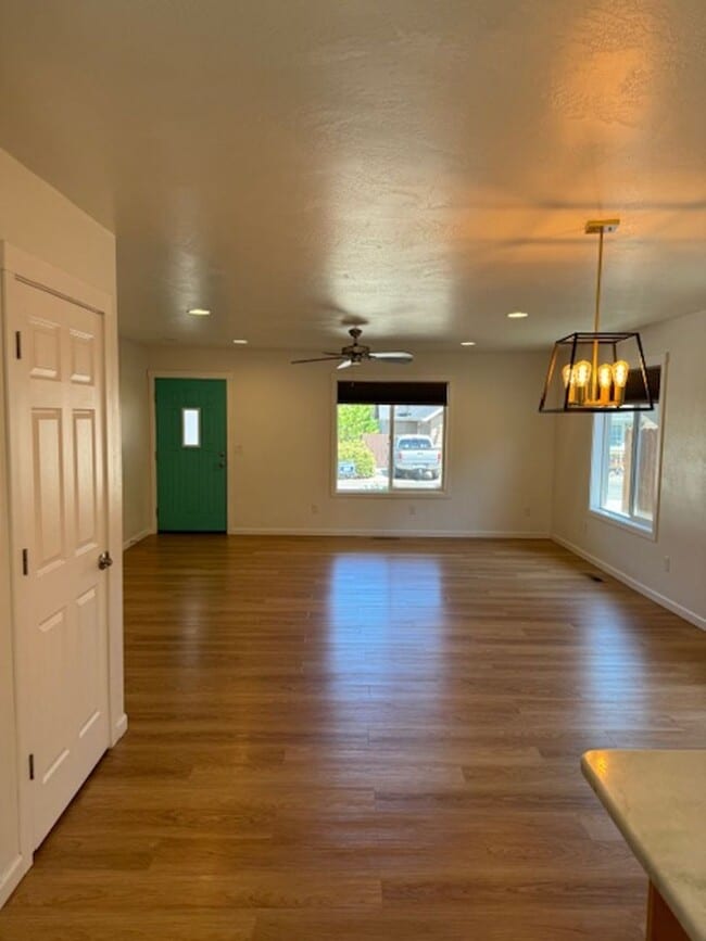 Building Photo - NEW TO MARKET/ 3 BEDROOM HOUSE ON QUIET DEAD END STREET