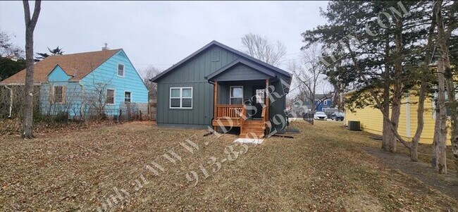 Building Photo - Like New Furnished Home in Lawrence Short Term Lease-Available NOW!!