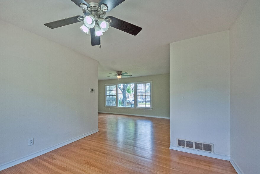 Building Photo - 1653 Mariposa Dr
