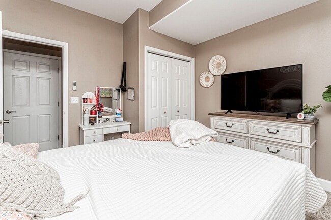 Building Photo - Spacious Single Family Home