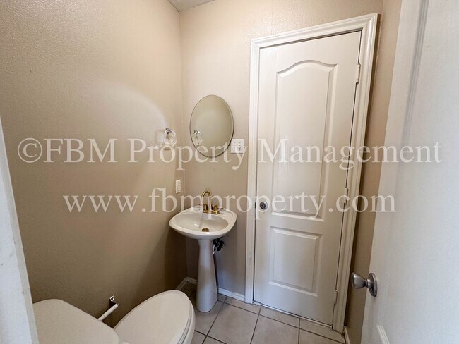 Building Photo - 803 Lakeway Dr