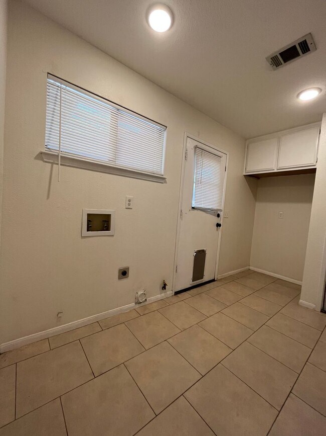 Building Photo - 3 bedroom 2.5 bath Home with a Bonus Room ...