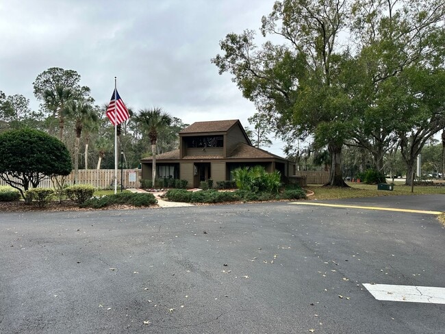 Building Photo - Woodhaven 1st Floor end unit