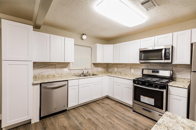 Building Photo - 2121 Holly Dr