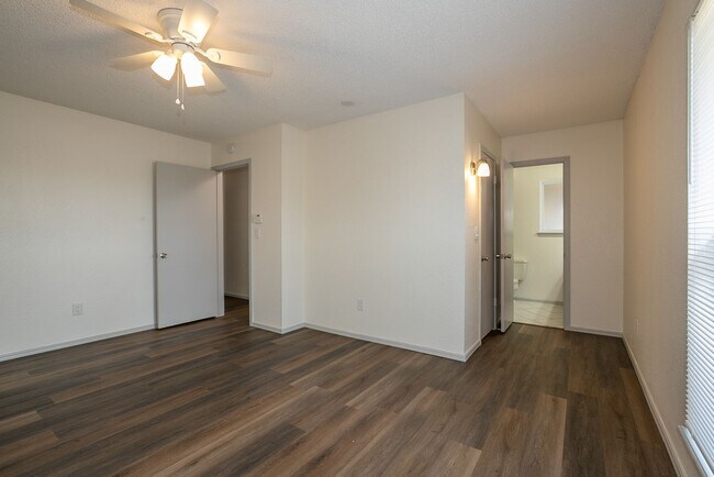 Building Photo - 3 Bed | 2 Bath Duplex in Central Tulsa!