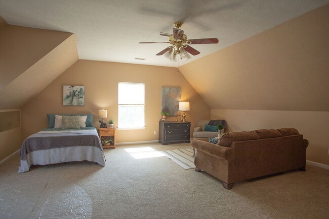 Building Photo - "Charming 4-Bedroom Retreat with Guest Suite & 3 Baths in Murfreesboro!"
