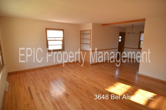 Building Photo - 3648 Bel Air Dr SE