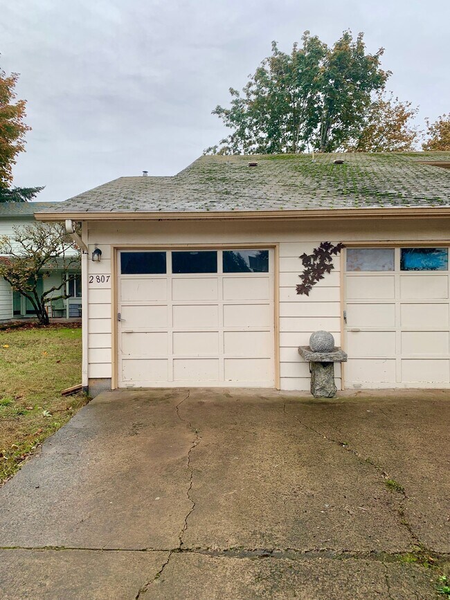 Building Photo - 2807 Applewood Ln