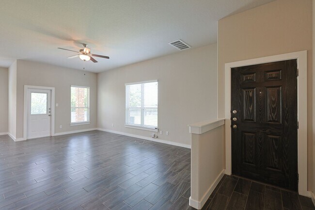 Building Photo - Large Modern Four Bedroom Duplex