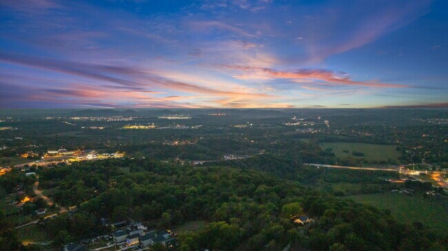 Building Photo - "Spacious 4-Bed, 4-Bath Gem in Nashville -...