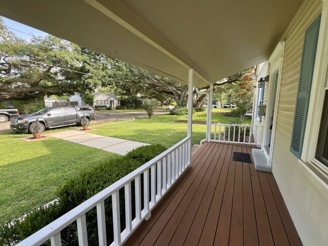 Building Photo - Charming 3 Bedroom Home Near LSU, University Lakes & Parade Routes!