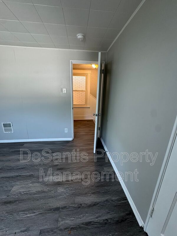 Building Photo - 718 Ridge Ave