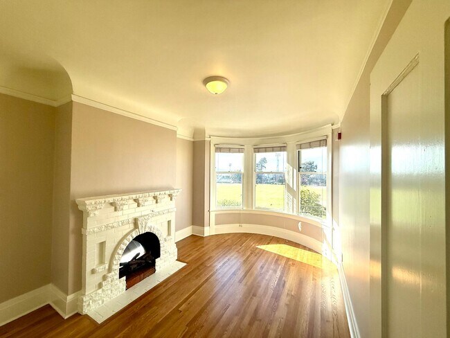 Building Photo - Charming Updated Top Floor 2BR/1BA Marina Apartment w/ Golden Gate Bridge Views! AMSI