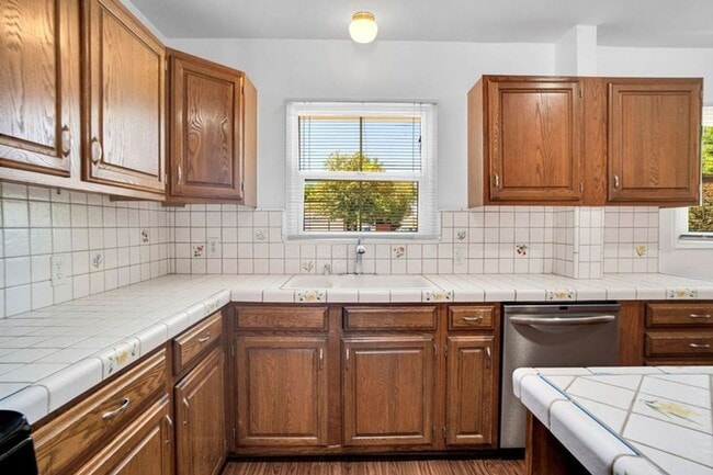 Building Photo - Stunning Northridge 4+2 Single Family House