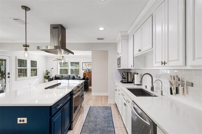 Building Photo - 2914 W Lake Ave