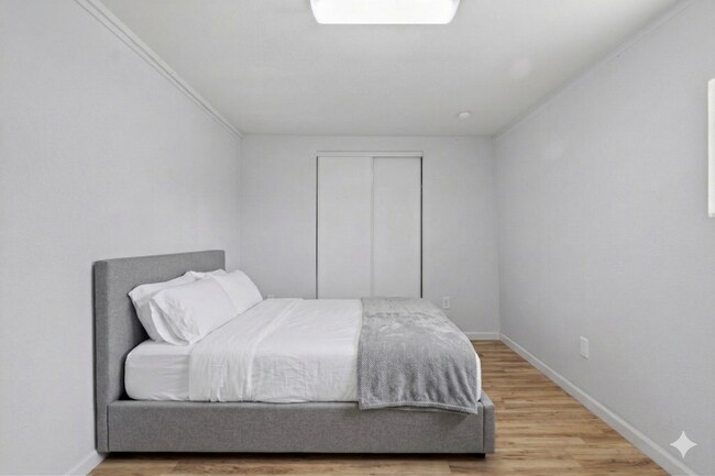 Building Photo - 1410 S 24th Ave