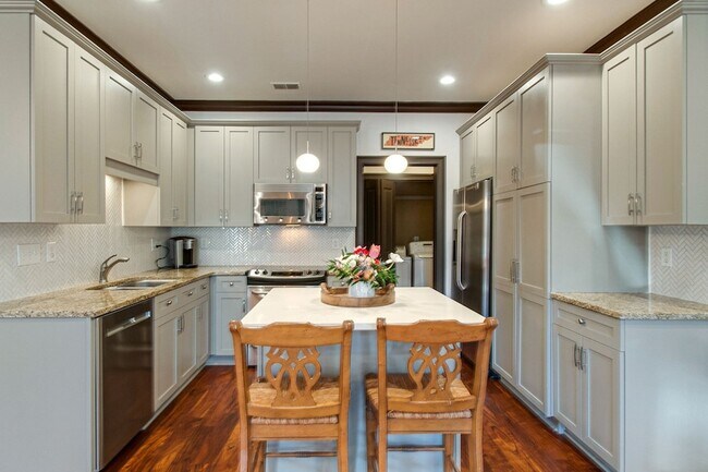 Building Photo - 2110 Acklen Ave