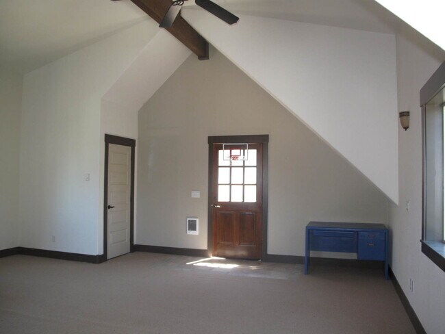 Building Photo - Live in Town