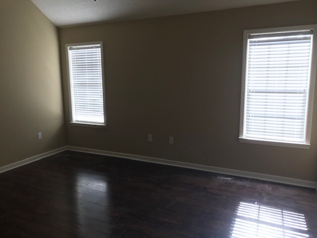 Building Photo - 100 Clay Hills Dr