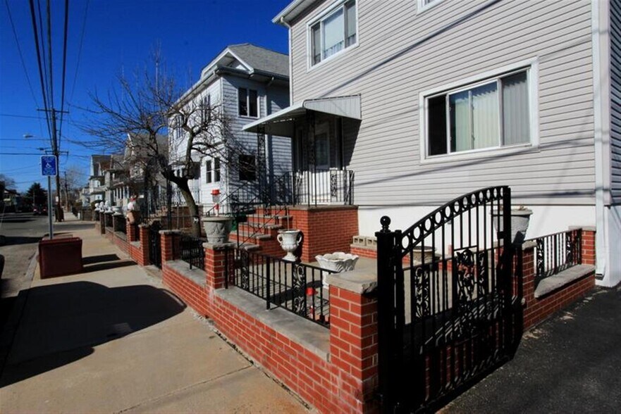 Building Photo - 122 Willis Ave