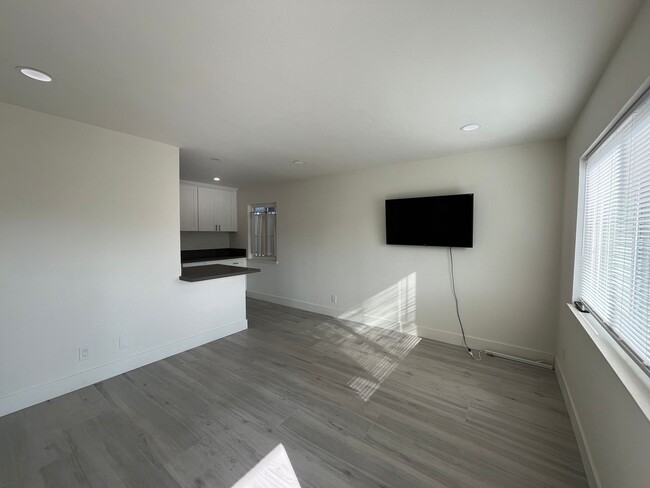 Building Photo - Beautifully Renovated Apartment Steps to t...