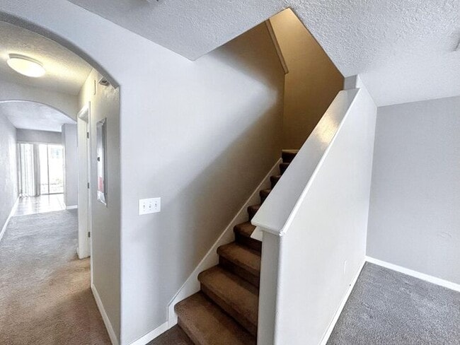 Building Photo - Beautiful 2-Bedroom Townhome with Modern A...