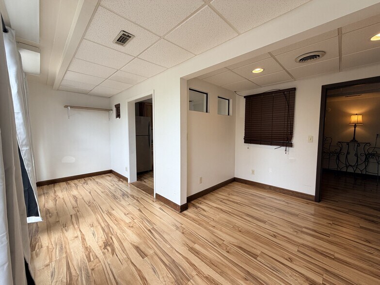 Building Photo - 1011 River Dr