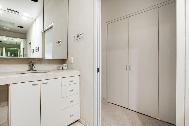 Building Photo - 4114 Normandy Ave