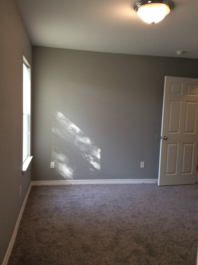 Building Photo - 225 Milray Ln