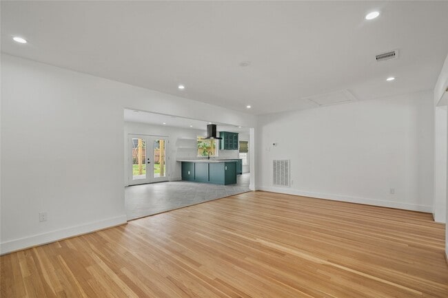 Building Photo - 312 W 31st St