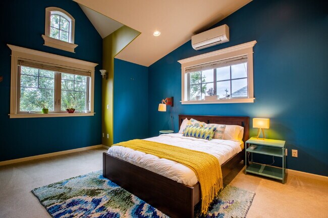 Building Photo - Gorgeous 3-Bed Capitol Hill Townhome with A/C, Garage & Partial Furnishings!- Available NOW FOR RENT