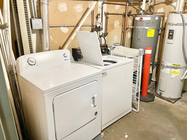 Building Photo - Jr.1BR/1BA Garden Unit NOPA Flat! Laundry!...