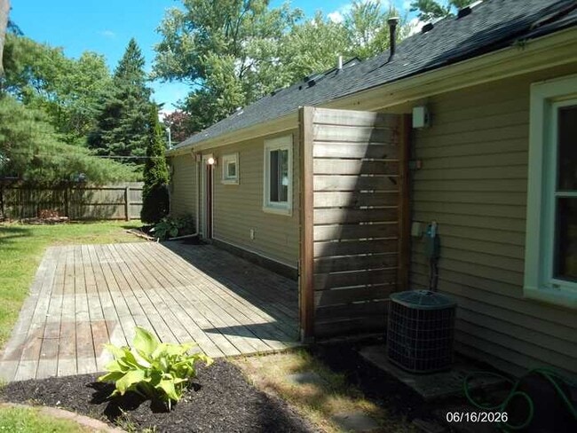 Building Photo - 5921 Houghten Dr