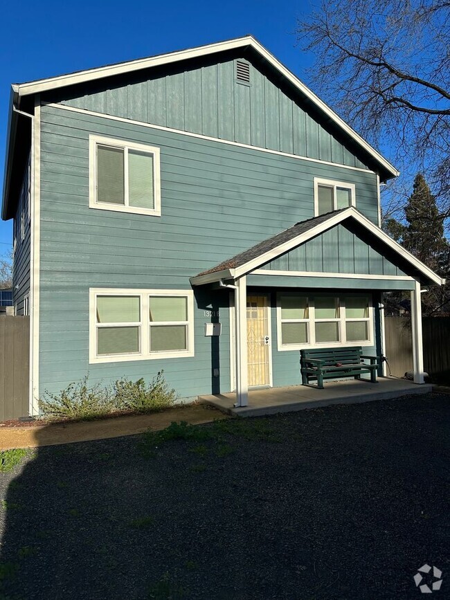 Building Photo - Spacious newer build! Close to downtown am...