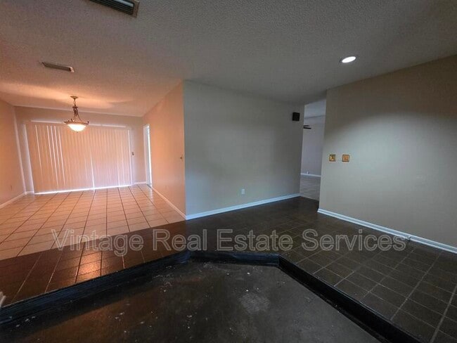 Building Photo - 4604 Landscape Dr