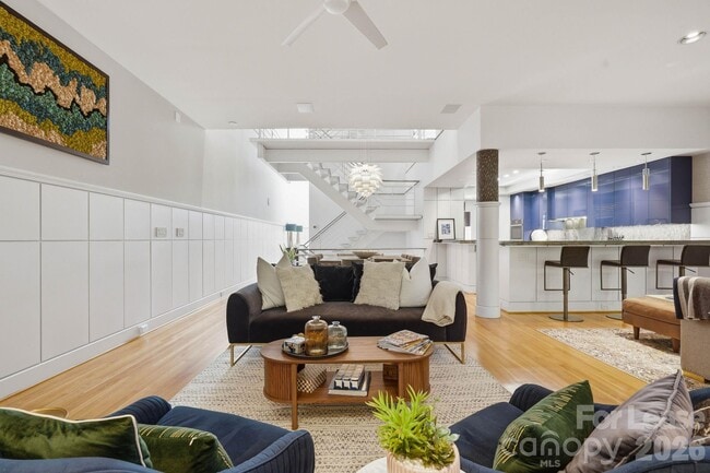 Building Photo - 1124 Dilworth Crescent Row