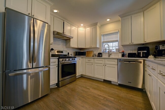 Building Photo - 31 Ashwood Ave