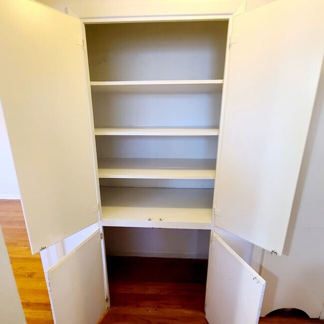 Building Photo - Great 1 Bedroom 1 Bath Apartment