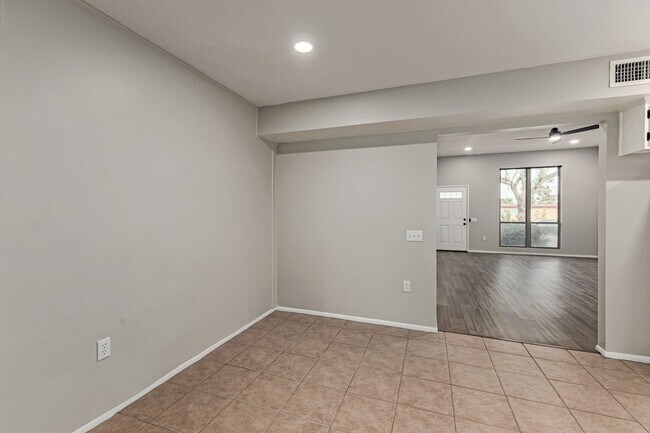 Building Photo - Updated condo in Sun City!