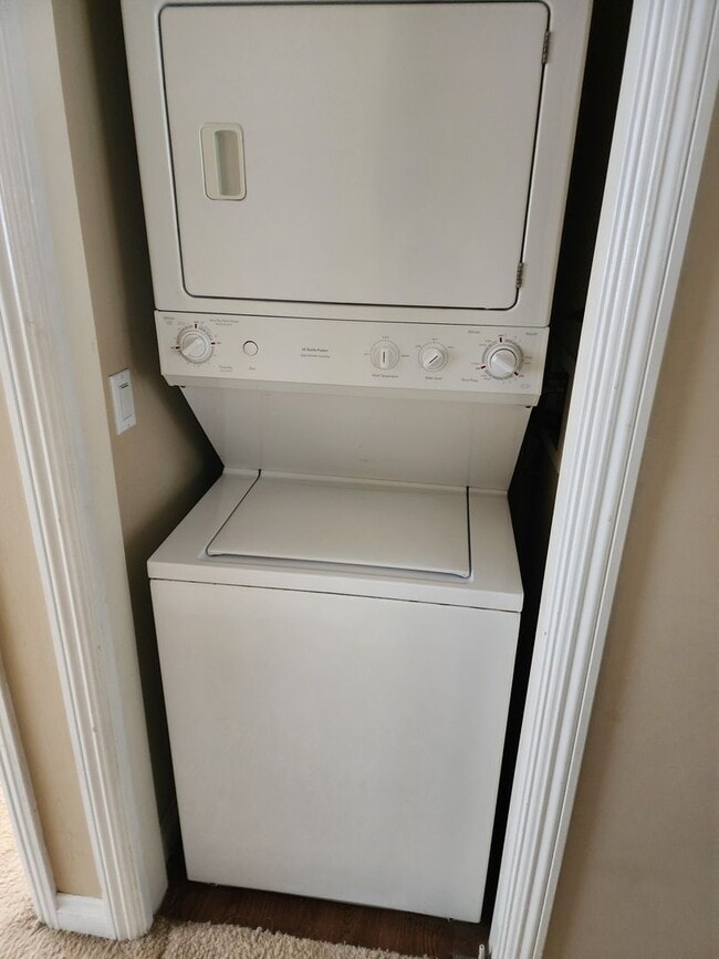 Building Photo - Upstairs end unit with AC and a private entrance 2 bedroom condo in a quiet area of Spring Valley...