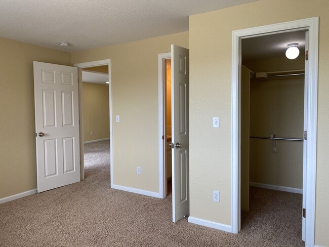 Building Photo - 5742 Crestwood Dr