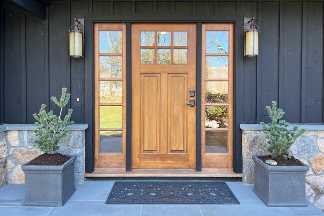 Building Photo - 5 Viking Green