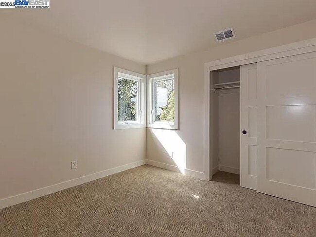 Building Photo - 764 Hillcrest Dr