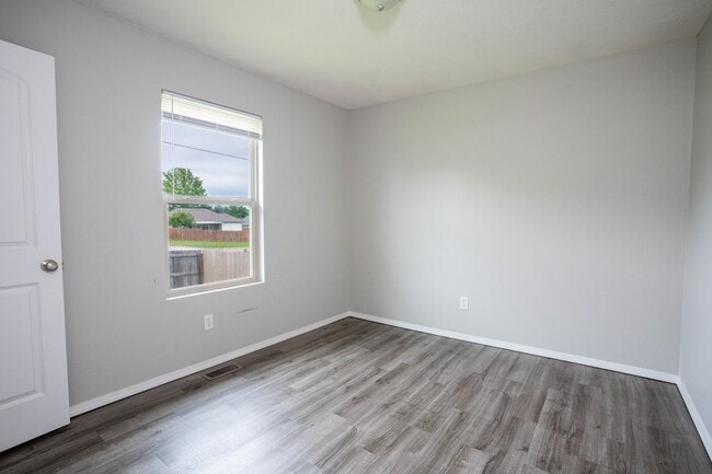 Building Photo - 3 bed home with NEW FLOORING AND FULLY FEN...